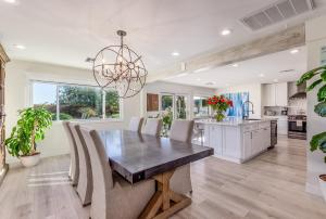 a kitchen and dining room with a table and chairs at Desert Oasis Retreat Luxe Hideaway in Paradise Valley in Scottsdale