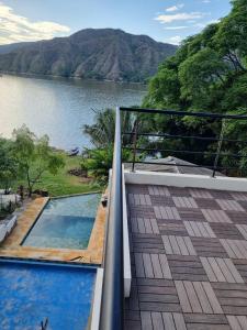 普拉多的住宿－Cabaña de Lujo, Isla El Faro，阳台设有游泳池,享有湖景
