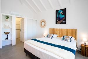 Postel nebo postele na pokoji v ubytování Beautiful suite S12 with pool and sea view