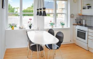 HouにあるBeautiful Home In Tranekr With Wifiのキッチン(白いテーブル、椅子付)