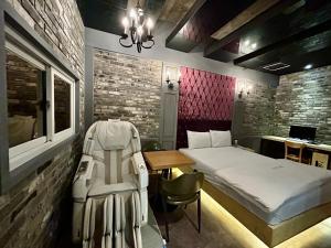 1 dormitorio con 1 cama, 1 mesa y 1 silla en 2SOME Motel en Daegu