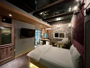 - une chambre avec un lit et un bureau dans l'établissement 2SOME Motel, à Daegu