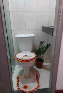 a bathroom with a toilet in a stall at Suíte com ar condicionado próximo ao Estádio Mangueirão in Belém