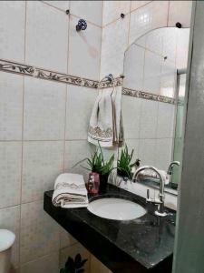 A bathroom at Suíte com ar condicionado próximo ao Estádio Mangueirão
