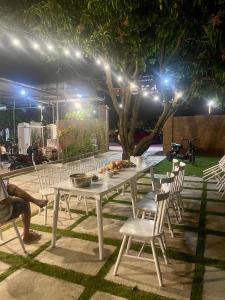 une table et des chaises blanches avec de la nourriture dans l'établissement Motel An Bình, à Dien Khanh