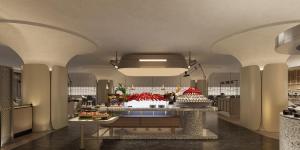 una habitación con pasteles expuestos en la cocina en Hilton Garden Inn Dandong en Dandong