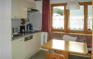 ナウダースにあるGorgeous Apartment In Nauders With Kitchenの小さなキッチン(木製テーブル付)、窓