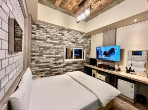 TV a/nebo společenská místnost v ubytování 2SOME Motel