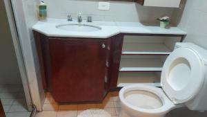 een badkamer met een wastafel en een toilet bij Apart-Hotel Praia de Copacabana in Rio de Janeiro