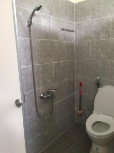 昆岛DAT THAM Beach - Con Dao National Park的浴室里带马桶的淋浴间