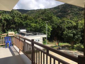 昆岛DAT THAM Beach - Con Dao National Park的可欣赏山景的阳台