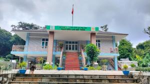 昆岛DAT THAM Beach - Con Dao National Park的前面有楼梯的建筑物 更多1张照片