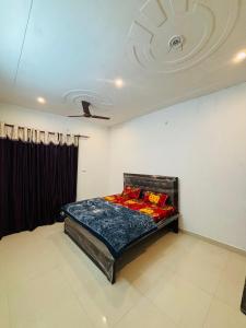 a bedroom with a bed and a ceiling at Atithi Dev Guest House in Ayodhya