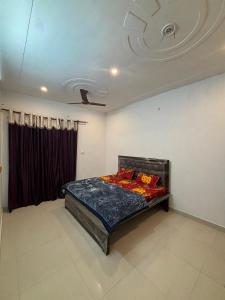 a bedroom with a bed and a ceiling at Atithi Dev Guest House in Ayodhya
