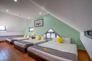 Postel nebo postele na pokoji v ubytování Richy Dalat Hotel