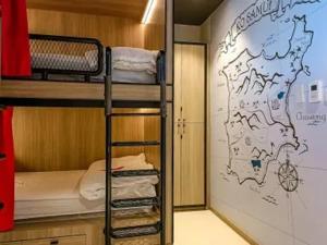 Postel nebo postele na pokoji v ubytování SocialTel Koh Samui