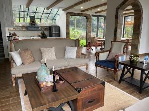 ein Wohnzimmer mit einem Sofa und einem Tisch in der Unterkunft Cao Vintage Villa - Venuestay in Tam Ðảo