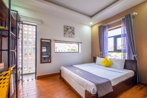 Postel nebo postele na pokoji v ubytování Richy Dalat Hotel