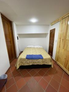 um quarto com uma cama num quarto em Casa bella vista em Bogotá