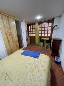 um quarto com uma cama num quarto com janelas em Casa bella vista em Bogotá