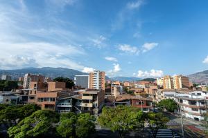 uma cidade com edifícios e montanhas ao fundo em Coliving Tonchala em Medellín