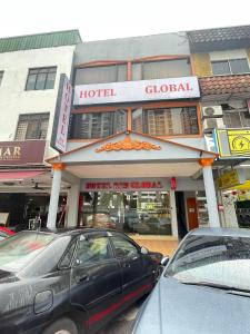 un hotel con coches aparcados delante en Hotel Global Subang, en Subang Jaya