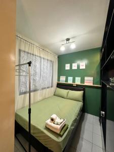Ce lit se trouve dans un dortoir doté d'un mur vert. dans l'établissement Southern Nest by C&C, à Santa Rosa