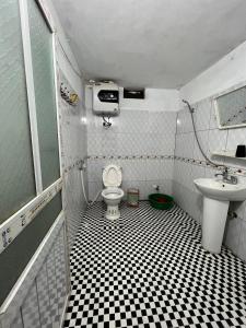 ein kleines Bad mit WC und Waschbecken in der Unterkunft Homestay TonyLuận in Phú Thọ