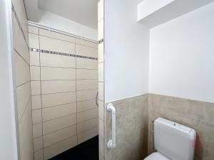 ラマルー・レ・バンにあるAppartement Lamalou-les-Bains, 2 pièces, 2 personnes - FR-1-451-25のバスルーム(トイレ、シャワー付)