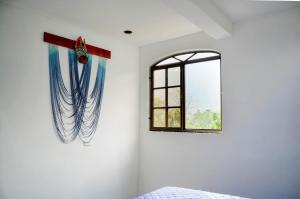 سرير أو أسرّة في غرفة في 4 Elementos Hostal