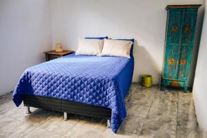 سرير أو أسرّة في غرفة في 4 Elementos Hostal