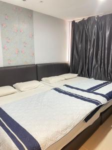 Postel nebo postele na pokoji v ubytování Hotel Global Subang