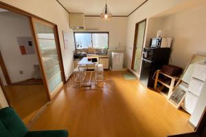 Habitación con cocina con mesa y nevera. en On JR Line, Direct to Ikebukuro, Shinjuku/Shibuya 01, en Tokio