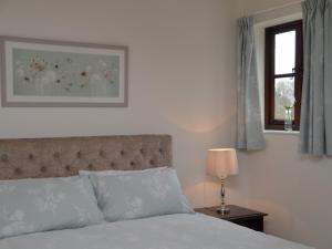 a bedroom with a bed and a window at 2 Bed in Bath 56550 in Stowey