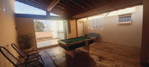 a room with a pool table in a building at Edicula Paz e Amor in Piracicaba