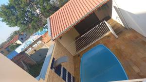 an overhead view of a house with a blue slide at Edicula Paz e Amor in Piracicaba