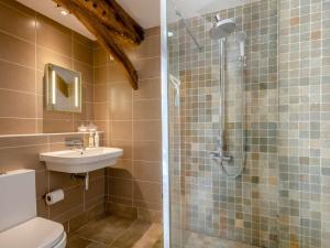 uma casa de banho com um chuveiro, um WC e um lavatório. em 2 Bed in Bury St Edmunds 47778 em Hopton