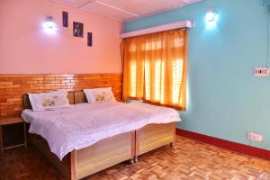 1 dormitorio con 1 cama con sábanas blancas y ventana en Sukoon Lake view BnB by Boho Stays en Nainital