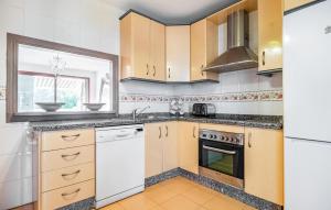 Η κουζίνα ή μικρή κουζίνα στο Cozy Home In Mijas Costa With Wifi