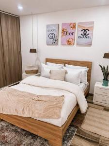 - une chambre dotée d'un grand lit avec des draps et des oreillers blancs dans l'établissement Madrigal Luxury Penthouse, à Florencia