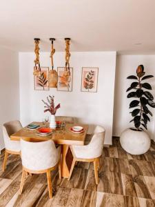 comedor con mesa de madera y sillas en Madrigal Luxury Penthouse, en Florencia