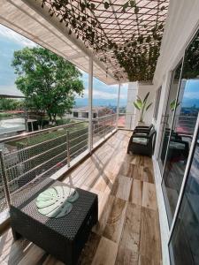 a balcony of a house with a table and chairs at Madrigal Luxury Penthouse in Florencia