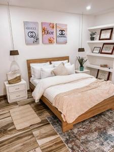 - une chambre avec un lit et des photos sur le mur dans l'établissement Madrigal Luxury Penthouse, à Florencia