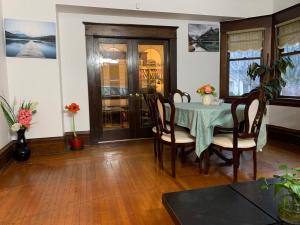une salle à manger avec une table et un tissu de table vert dans l'établissement Vancouver guest house, à Vancouver