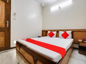 Gulta vai gultas numurā naktsmītnē OYO Flagship Hotel Raj