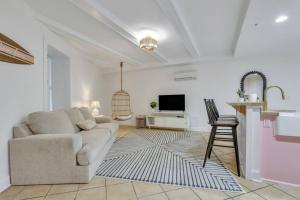 TV a/nebo společenská místnost v ubytování Salt & Sea Inn Unit B-1 Bed 1 Ba Condo w/Pool