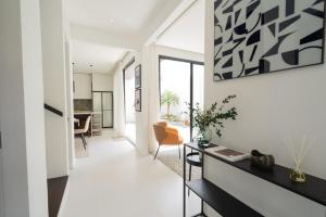 Posezení v ubytování Modern 4 Bedroom House I Close to Malls I Swimming Pool I Maximum 12 Guests I by Bleuspace