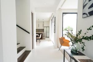 Posezení v ubytování Modern 4 Bedroom House I Close to Malls I Swimming Pool I Maximum 12 Guests I by Bleuspace