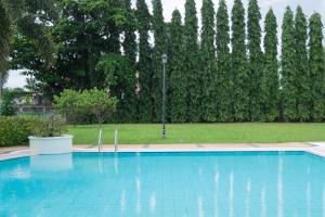 Bazén v ubytování Modern 4 Bedroom House I Close to Malls I Swimming Pool I Maximum 12 Guests I by Bleuspace nebo v jeho okolí