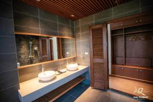uma casa de banho com 2 lavatórios e um espelho em AQ Story Villa Vĩnh Phúc em Phúc Yên